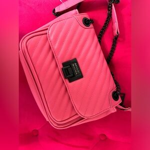 I never used this bag! Lots of pockets! Black hardware